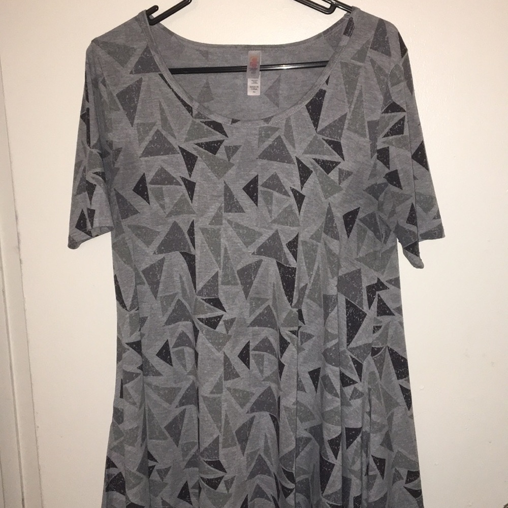 Lularoe Gray geometric pattern XS perfect tee